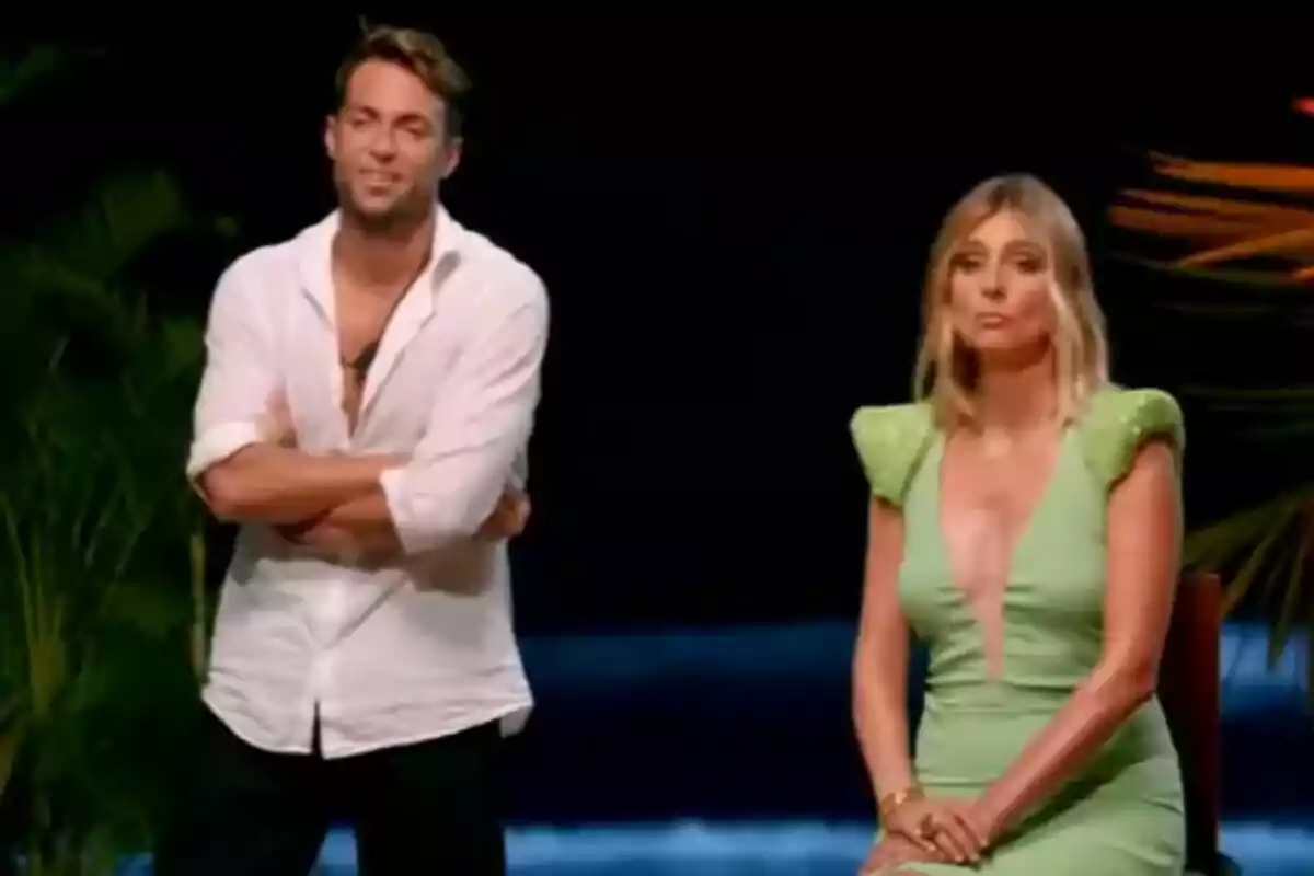 Dos personas en un entorno tropical, una de pie con camisa blanca -que es Montoya- y otra sentada con vestido verde -que es Sandra Barneda-. Dos personas en un entorno tropical, una de pie con camisa blanca -que es Montoya- y otra sentada con vestido verde -que es Sandra Barneda-.