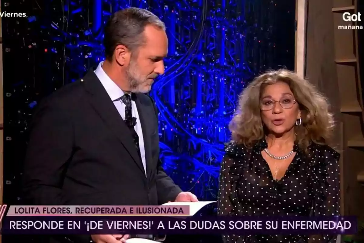 Santi Acosta y Lolita Flores están en De Viernes con un fondo azul brillante. Santi Acosta y Lolita Flores están en De Viernes con un fondo azul brillante.