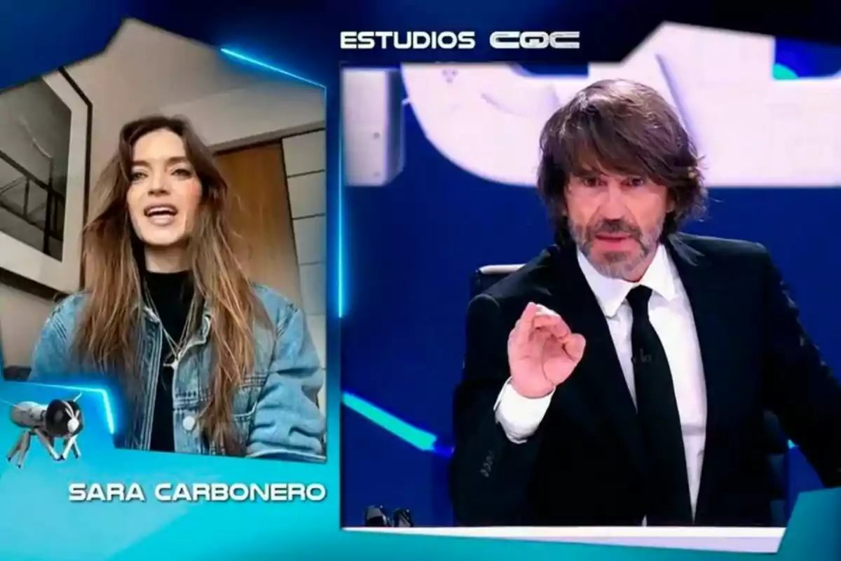 Sara Carbonero aparece en una videollamada en la pantalla de la izquierda, mientras Santi Millán e con traje y corbata está en un estudio de Caiga quien Caiga en la pantalla de la derecha. Sara Carbonero aparece en una videollamada en la pantalla de la izquierda, mientras Santi Millán e con traje y corbata está en un estudio de Caiga quien Caiga en la pantalla de la derecha.