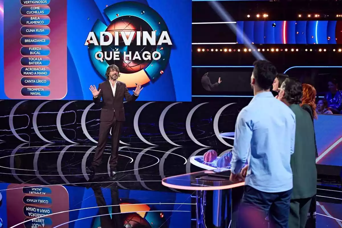 Fotografía de Santi Millán junto a los concursantes en el plató de Adivina qué hago de Telecinco Fotografía de Santi Millán junto a los concursantes en el plató de Adivina qué hago de Telecinco