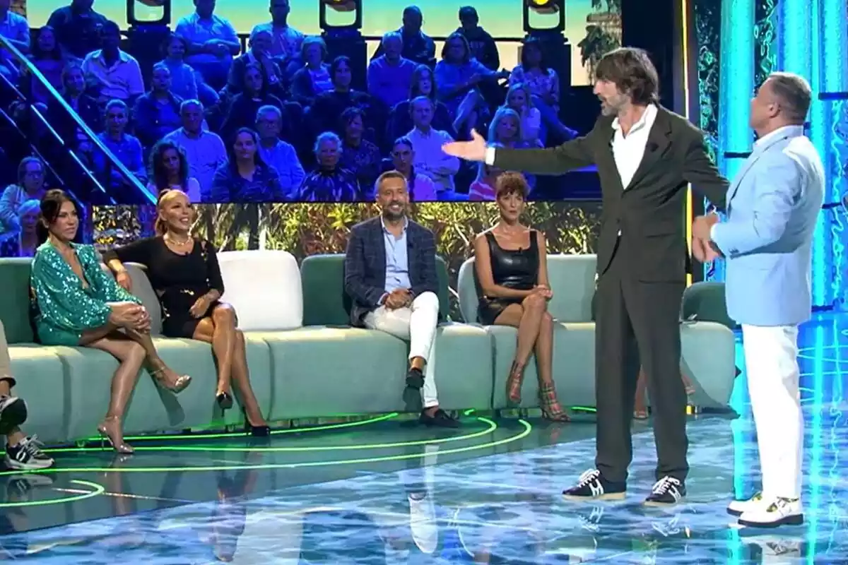 Captura del plató de Supervivientes con Santi Millán, Jorge Javier Vázquez, Maite Galdeano, Lorena Morlote, Kike Calleja y Rocío Madrid Captura del plató de Supervivientes con Santi Millán, Jorge Javier Vázquez, Maite Galdeano, Lorena Morlote, Kike Calleja y Rocío Madrid