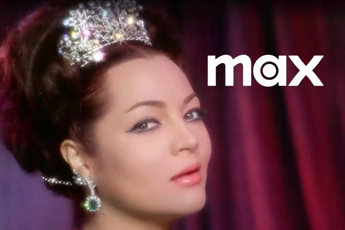 Sara Montiel con una tiara y pendientes brillantes, con la palabra "max" en el fondo.