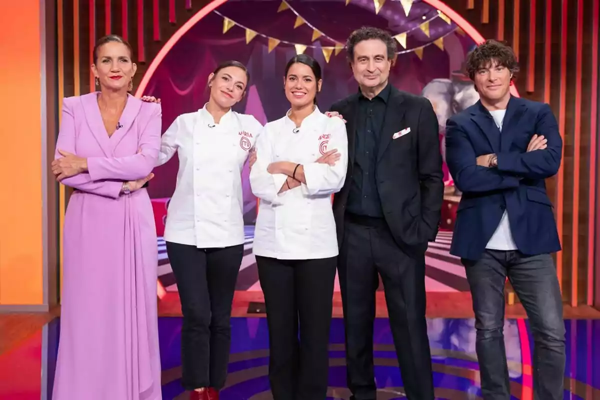 Pepe Rodríguez, Jordi Cruz y Samantha Vallejo-Nágera posando en un set de MasterChef Junior, dos de ellas llevan chaquetas de chef blancas.