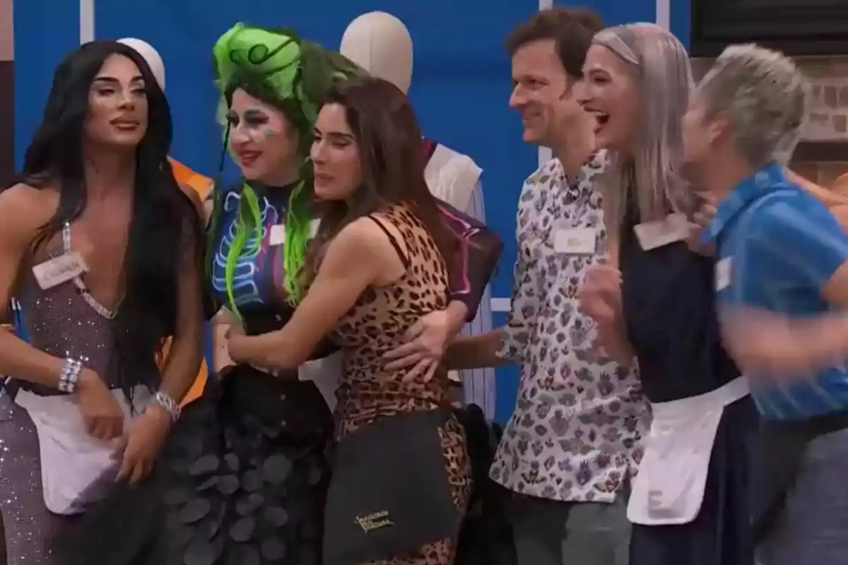 Un grup de persones format per Carmen Farala, Terremoto de Alcorcón, Pilar Rubio, Edu Soto, Laura Sánchez i Eduardo Casanova somriu i s'abraça en un ambient festiu, algunes porten disfresses acolorides i etiquetes amb noms a Maestros de la Costura Celebrity. Un grup de persones format per Carmen Farala, Terremoto de Alcorcón, Pilar Rubio, Edu Soto, Laura Sánchez i Eduardo Casanova somriu i s'abraça en un ambient festiu, algunes porten disfresses acolorides i etiquetes amb noms a Maestros de la Costura Celebrity.