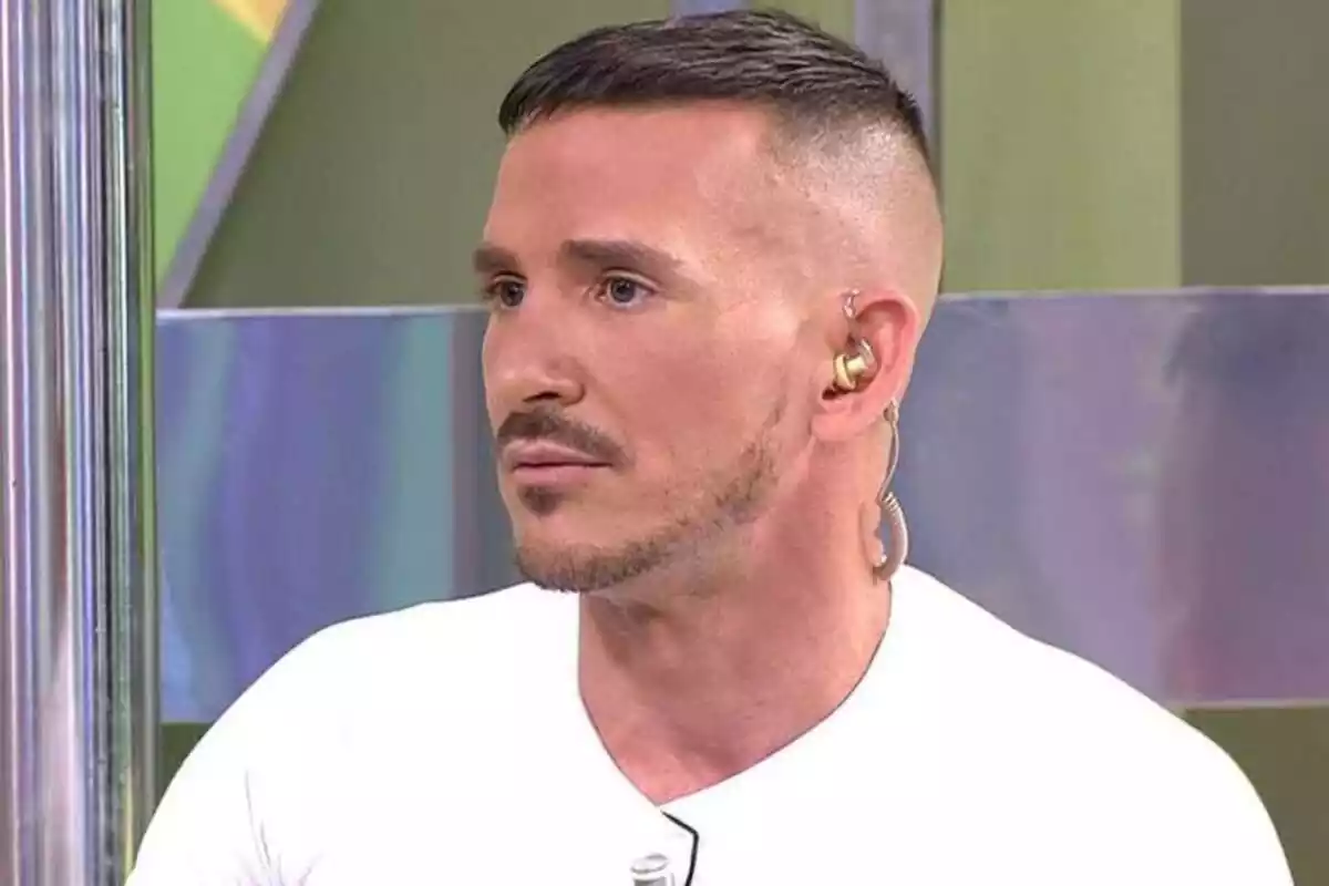Plànol curt del periodista Sergi Ferré, assegut al plató de 'Sálvame' amb rostre seriós