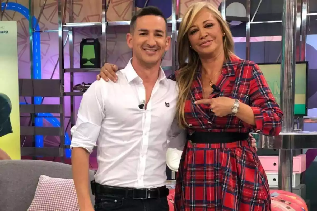 Sergi Ferré i Belén Esteban somrients al plató de ‘Sálvame’