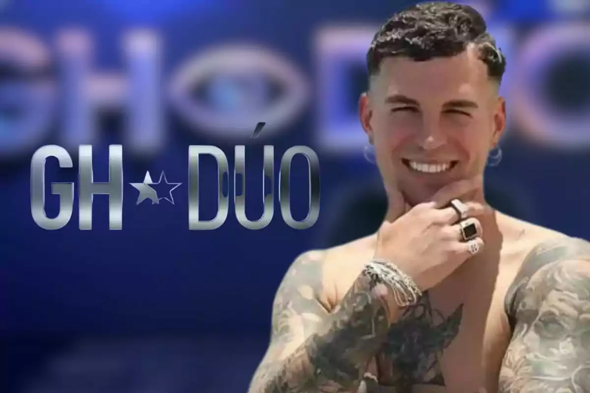Sergio Aguilera sonriente con tatuajes y joyas en el brazo frente a un fondo azul con el texto "GH DÚO".