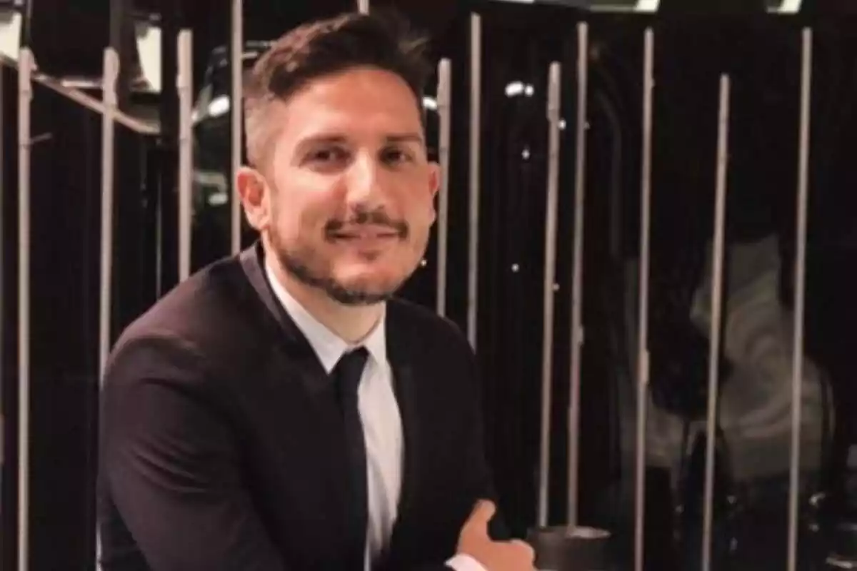 Fotografía de Sergio Calderón sonriendo a cámara Fotografía de Sergio Calderón sonriendo a cámara