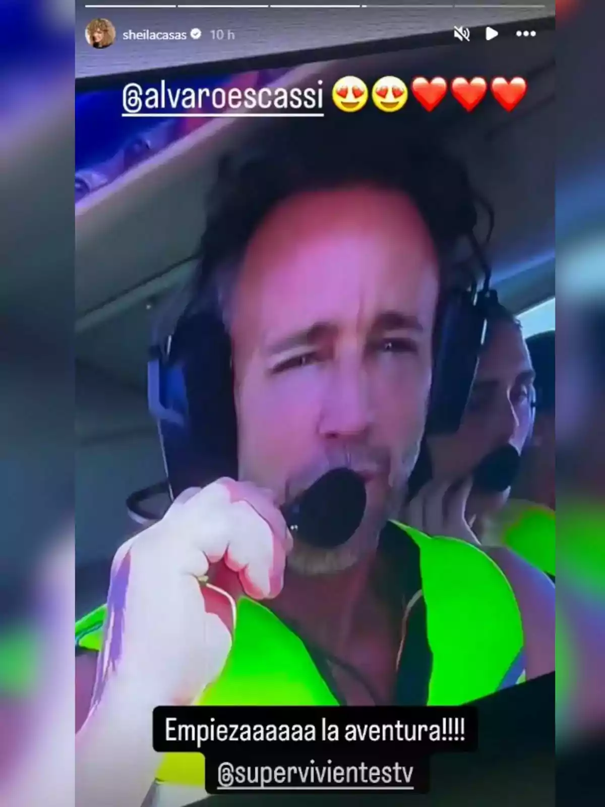 Álvaro Muñoz Escassi con auriculares y chaleco de seguridad aparece en Supervivientes en una imagen compartida en redes sociales por Sheila Casas, con texto que expresa emoción por el inicio de una aventura. Álvaro Muñoz Escassi con auriculares y chaleco de seguridad aparece en Supervivientes en una imagen compartida en redes sociales por Sheila Casas, con texto que expresa emoción por el inicio de una aventura.
