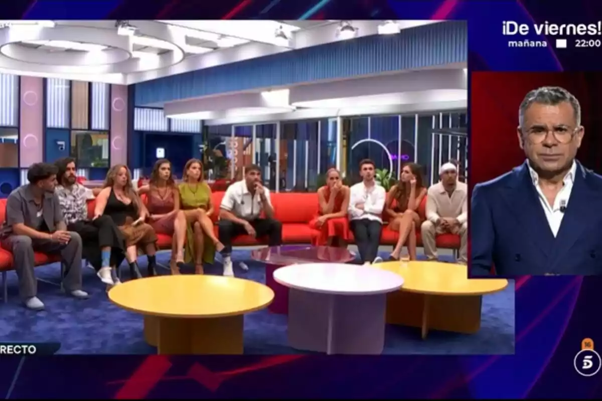 Els concursants estan asseguts en un sofà vermell a la casa de Gran Hermano, mentre Jorge Javier Vázquez amb ulleres i vestit apareix en una pantalla a la dreta. Els concursants estan asseguts en un sofà vermell a la casa de Gran Hermano, mentre Jorge Javier Vázquez amb ulleres i vestit apareix en una pantalla a la dreta.