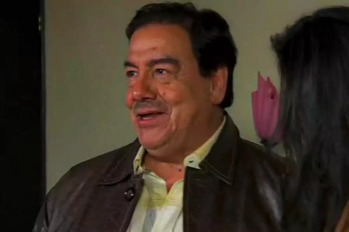 Fotografía de Sigifredo Vega con chaqueta marrón y camisa clara sonriendo. Fotografía de Sigifredo Vega con chaqueta marrón y camisa clara sonriendo.