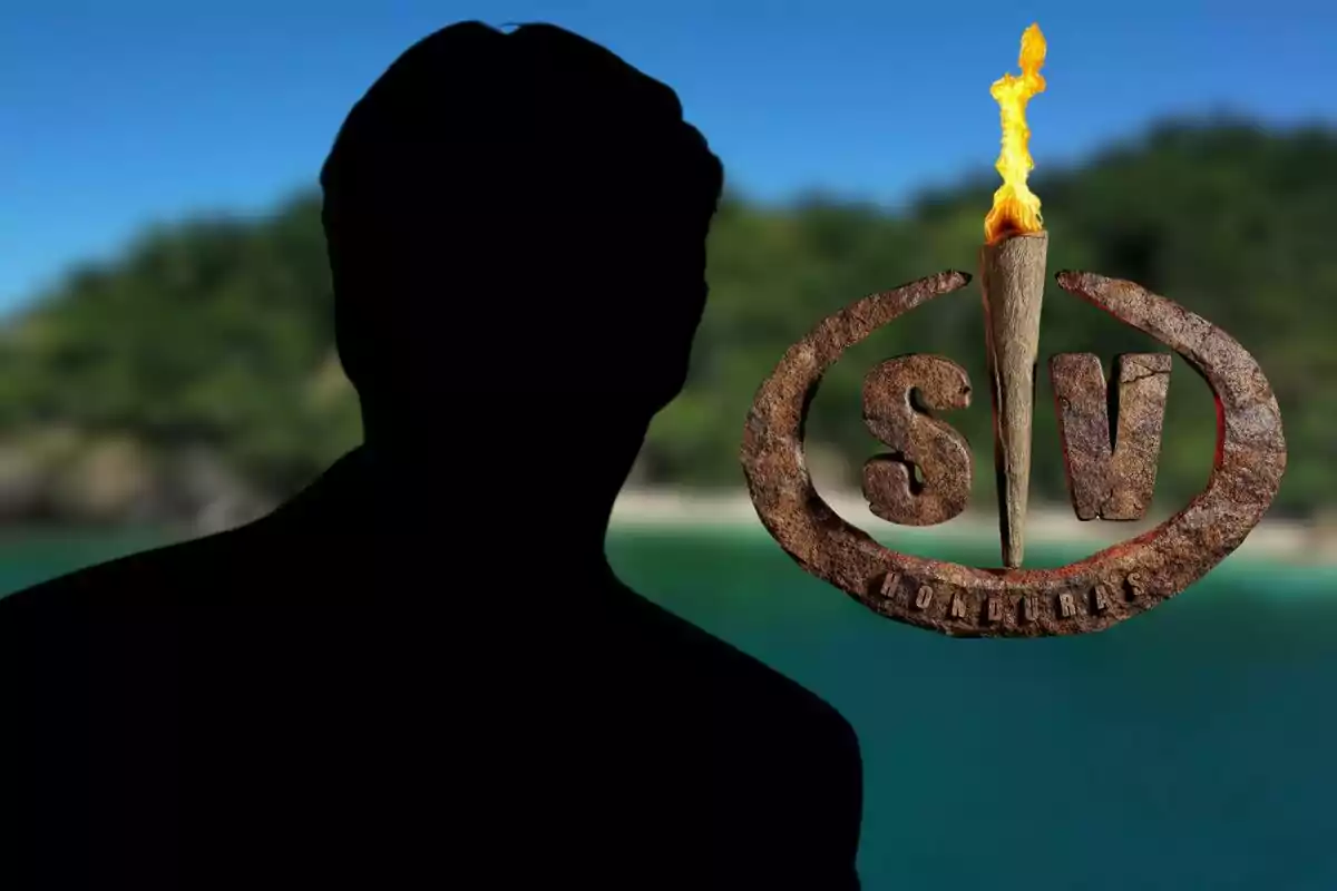 Silueta de Álex Adrover frente a un fondo de playa con el logo de un programa de televisión que tiene una antorcha y las letras SV (Supervivientes).
