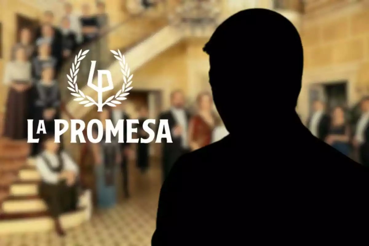 Una silueta oscura se destaca frente a un grupo de personas en un ambiente elegante con una escalera al fondo y el texto "La Promesa" junto a un símbolo de laurel.