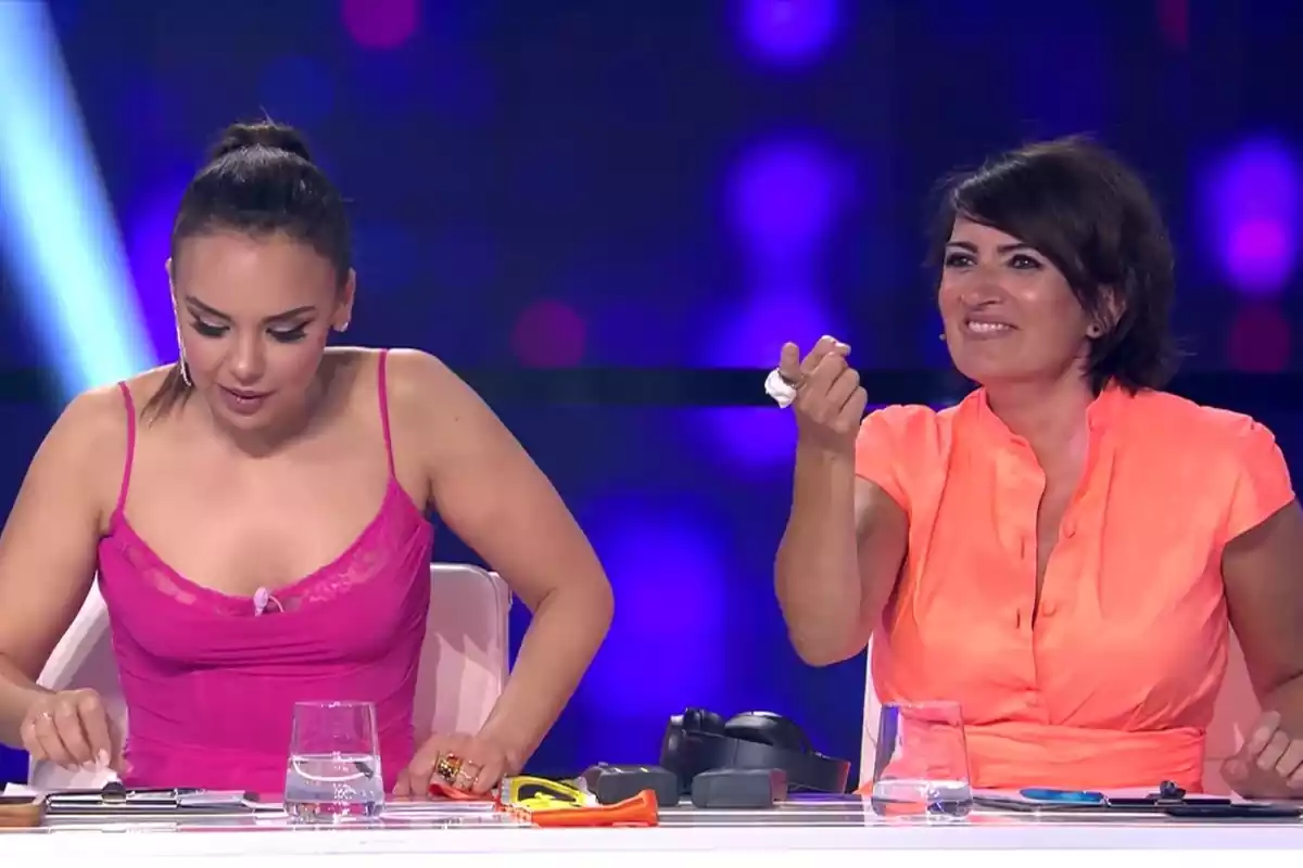 Sílvia Abril y Chenoa sentadas en el plató de 'Tu cara me suena' con rostro sonriente ejerciendo de jurado del concurso Sílvia Abril y Chenoa sentadas en el plató de 'Tu cara me suena' con rostro sonriente ejerciendo de jurado del concurso
