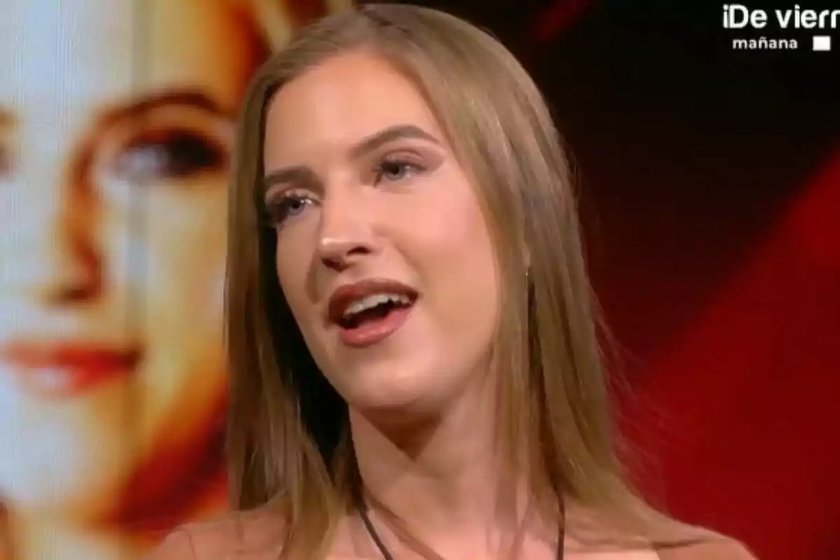 Silvia parlant a la casa de Gran Hermano amb un fons desenfocat. Silvia parlant a la casa de Gran Hermano amb un fons desenfocat.
