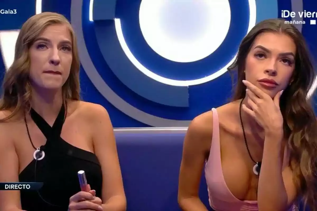 Lucía i Silvia assegudes al confessionari de Gran Hermano, una amb vestit negre i l'altra amb vestit rosa, totes dues amb expressions serioses. Lucía i Silvia assegudes al confessionari de Gran Hermano, una amb vestit negre i l'altra amb vestit rosa, totes dues amb expressions serioses.