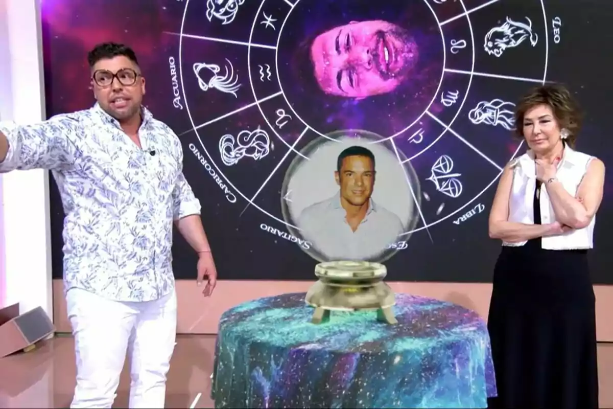 Captura de Ana Rosa Quintana y Kike Quintana con un fondo de signos zodiacales y una bola de cristal que muestra la imagen de Antonio Rossi en TardeAR Captura de Ana Rosa Quintana y Kike Quintana con un fondo de signos zodiacales y una bola de cristal que muestra la imagen de Antonio Rossi en TardeAR