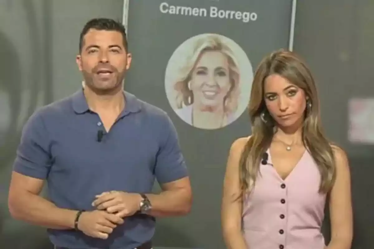 Antonio Santana y María Verdoy están de pie frente a la pantalla de Socialité que muestra la imagen de una mujer con el nombre Antonio Santana y María Verdoy están de pie frente a la pantalla de Socialité que muestra la imagen de una mujer con el nombre