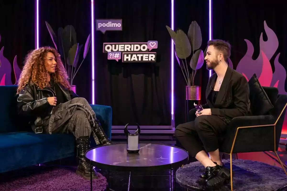 Fotografía de Sofía Cristo junto a Malbert en el podcast Querido Hater Fotografía de Sofía Cristo junto a Malbert en el podcast Querido Hater