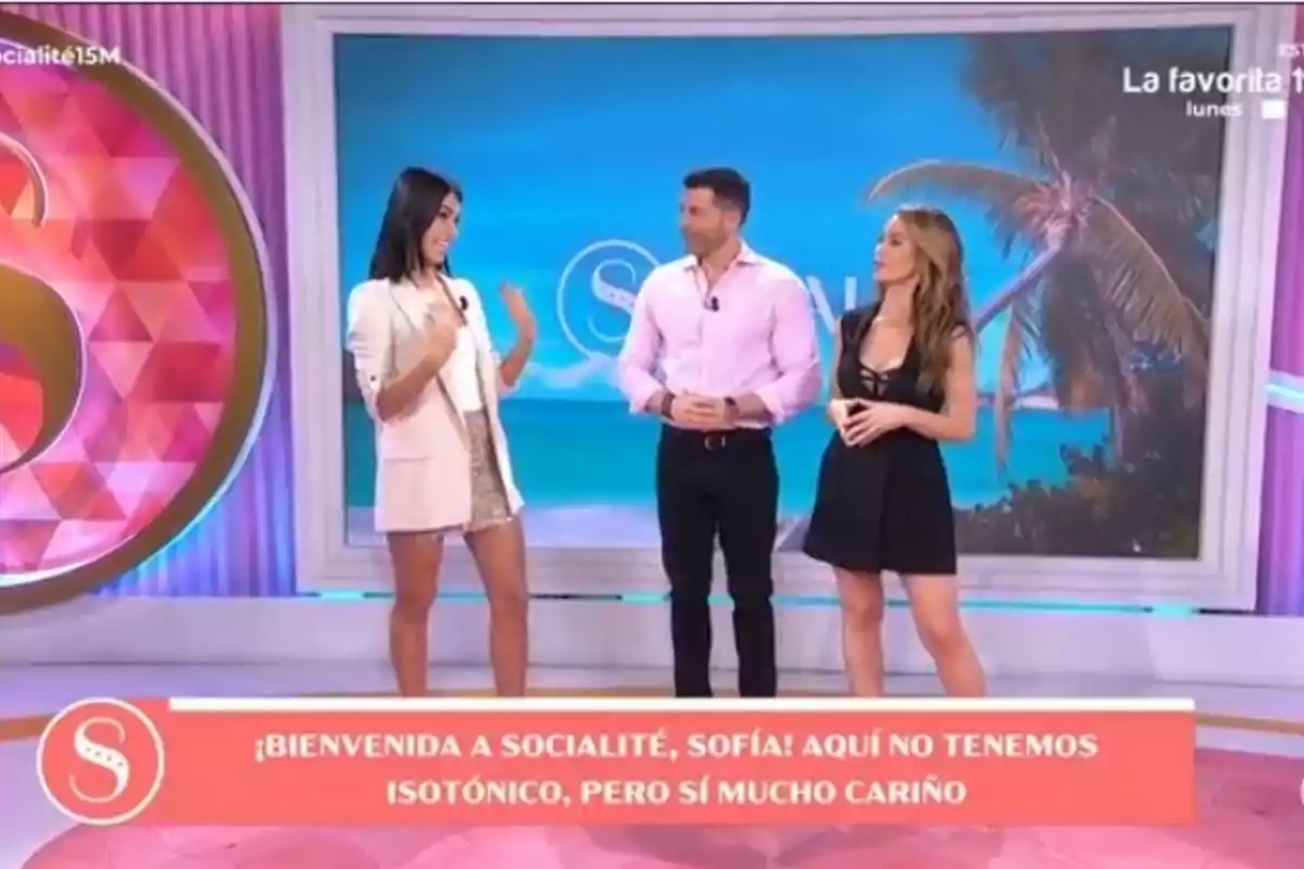 Sofía Suescun, Antonio Santana y María Verdoy de pie en el plató de 'Socialité' Sofía Suescun, Antonio Santana y María Verdoy de pie en el plató de 'Socialité'