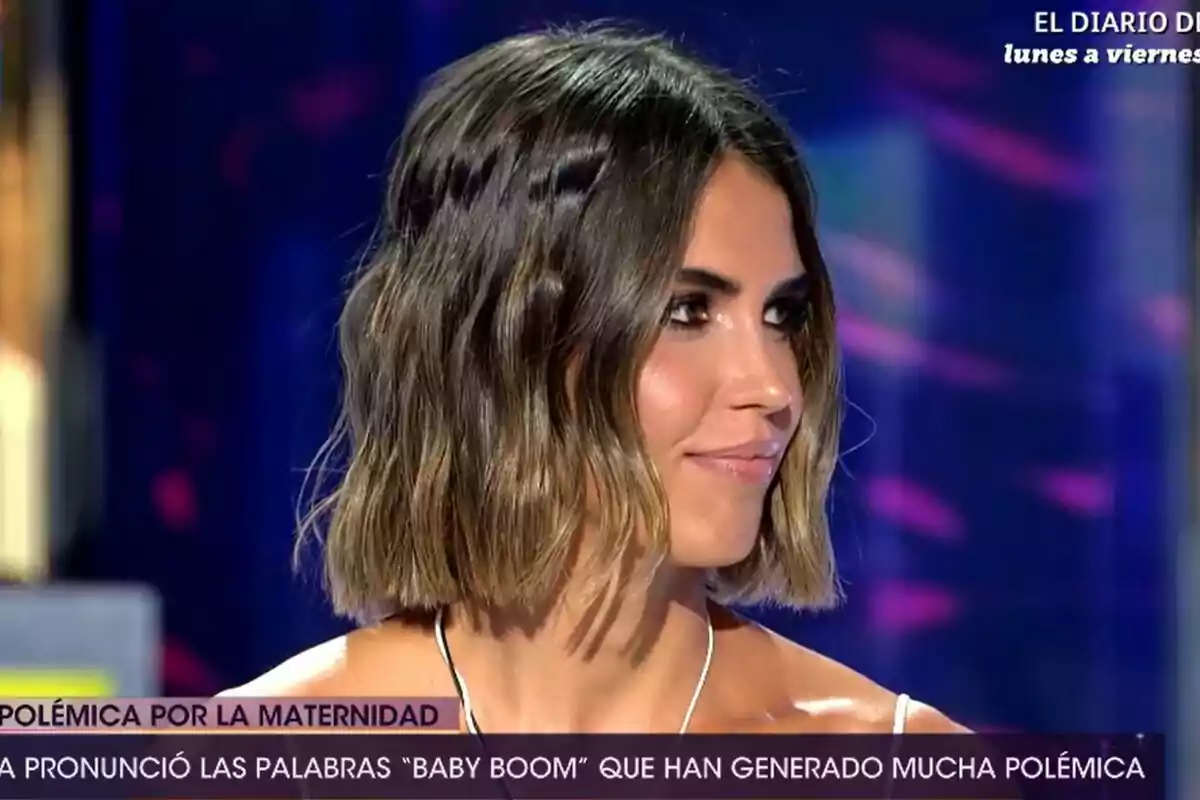 Captura de Sofía Suescun con cabello corto y ondulado aparece en el plató de De Viernes, con un rótulo que menciona una polémica relacionada con la maternidad y las palabras Captura de Sofía Suescun con cabello corto y ondulado aparece en el plató de De Viernes, con un rótulo que menciona una polémica relacionada con la maternidad y las palabras