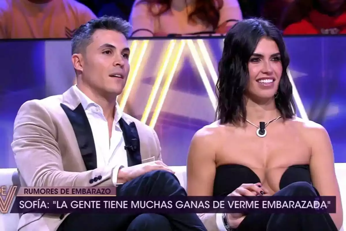 Kiko Jiménez y Sofía Suescun sentados en De Viernes, ambos sonrientes y atentos.