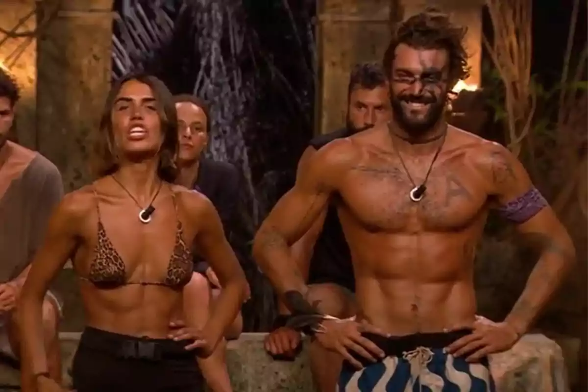 Captura de Sofía Suescun y Logan Smapedro con trajes de baño posan frente a la cámara en un entorno al aire libre en la palapa de Supervivientes Captura de Sofía Suescun y Logan Smapedro con trajes de baño posan frente a la cámara en un entorno al aire libre en la palapa de Supervivientes