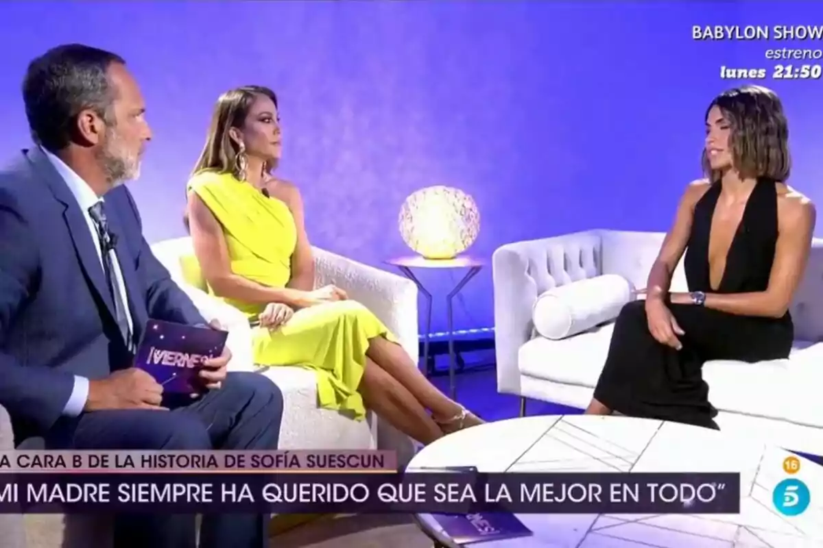 Captura de Santi Acosta, Beatriz Archidona y Sofía Suescun están sentadas en De Viernes, dos de ellas en un sofá blanco y una en una silla blanca, con un fondo azul y una lámpara encendida sobre una mesa auxiliar. Captura de Santi Acosta, Beatriz Archidona y Sofía Suescun están sentadas en De Viernes, dos de ellas en un sofá blanco y una en una silla blanca, con un fondo azul y una lámpara encendida sobre una mesa auxiliar.