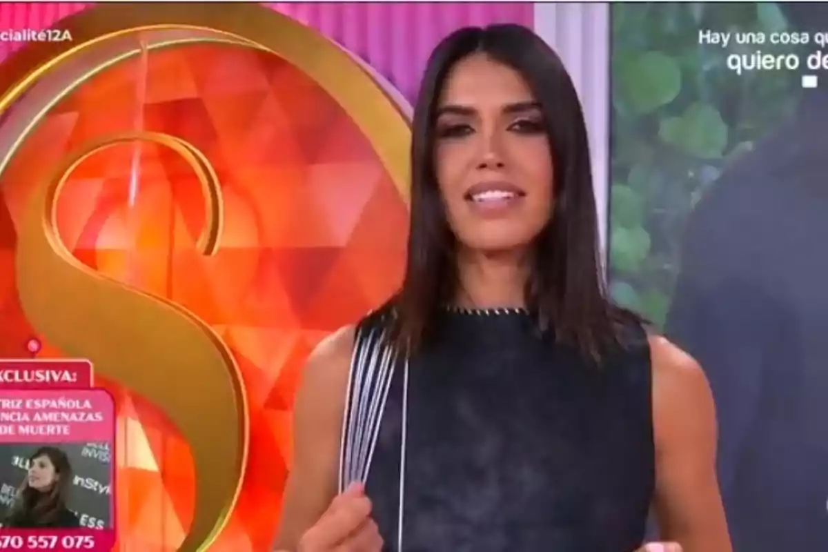 Sofía Suescun en el plató de 'Socialité', sonriendo y con un vestido negro sin mangas