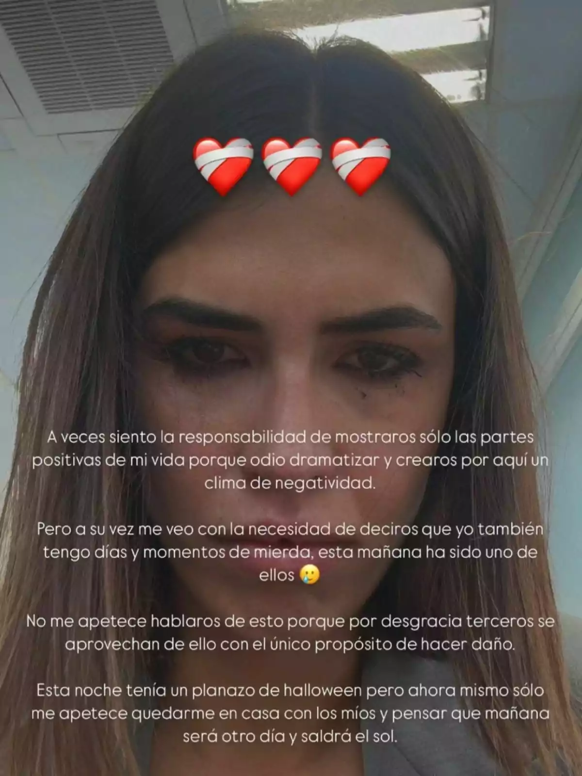 Sofía Suescun con cabello oscuro y tres emojis de corazón en la frente. El texto superpuesto expresa sentimientos de responsabilidad por mostrar solo aspectos positivos de su vida, menciona tener días difíciles y la necesidad de compartirlo. También habla sobre no querer discutir estos temas debido a que otros podrían aprovecharse. Concluye diciendo que prefiere quedarse en casa en lugar de salir para Halloween, esperando un mejor día mañana. Sofía Suescun con cabello oscuro y tres emojis de corazón en la frente. El texto superpuesto expresa sentimientos de responsabilidad por mostrar solo aspectos positivos de su vida, menciona tener días difíciles y la necesidad de compartirlo. También habla sobre no querer discutir estos temas debido a que otros podrían aprovecharse. Concluye diciendo que prefiere quedarse en casa en lugar de salir para Halloween, esperando un mejor día mañana.