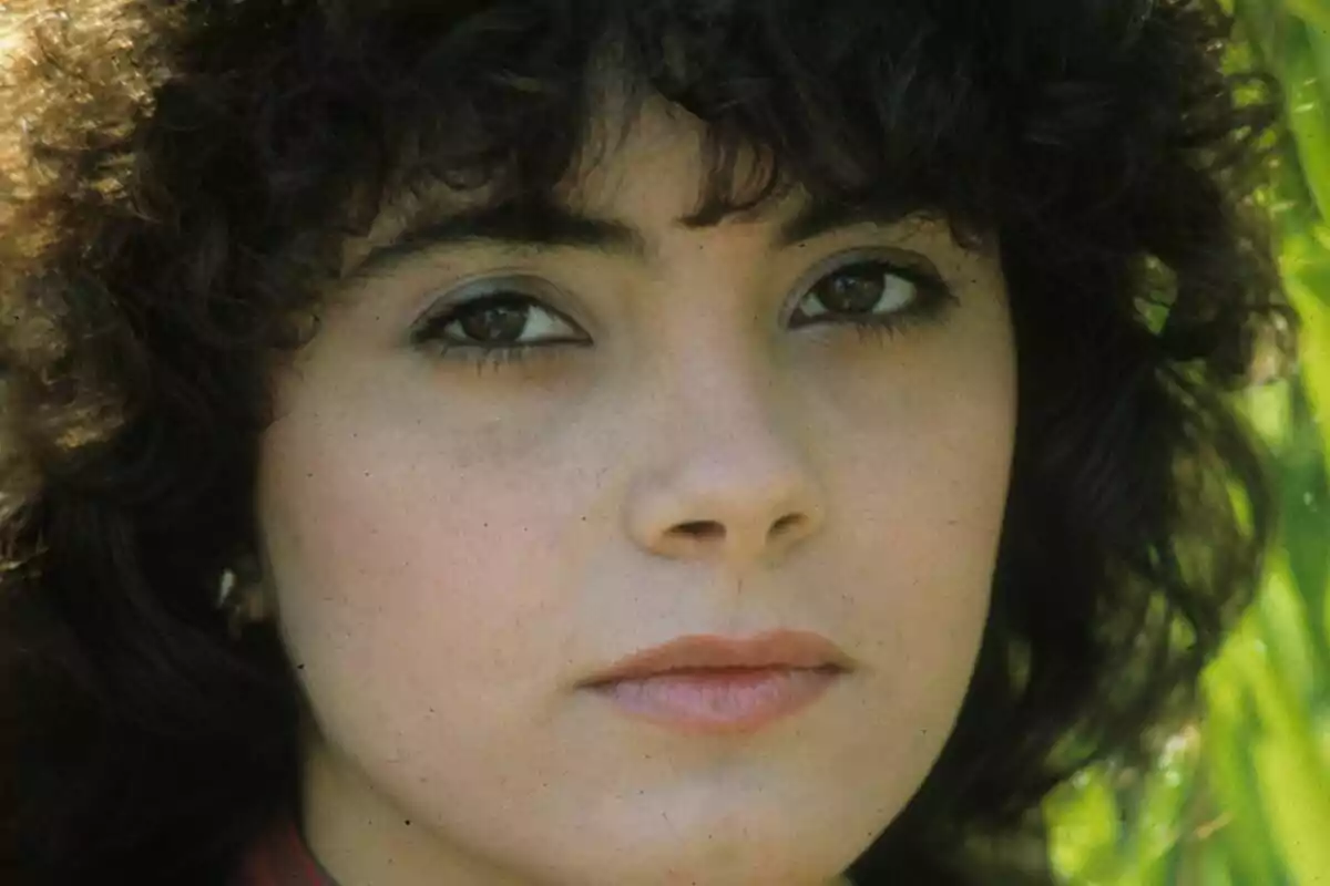 Retrat de Sonia Martínez jove amb cabell arrissat i mirada seriosa. Retrat de Sonia Martínez jove amb cabell arrissat i mirada seriosa.