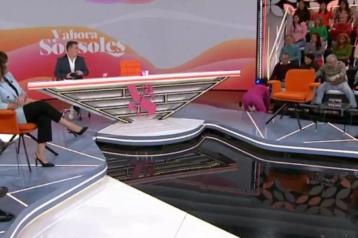 Un plató de Y ahora Sonsoles con varias personas sentadas, Sonsoles Ónega en el suelo y un público al fondo. Un plató de Y ahora Sonsoles con varias personas sentadas, Sonsoles Ónega en el suelo y un público al fondo.