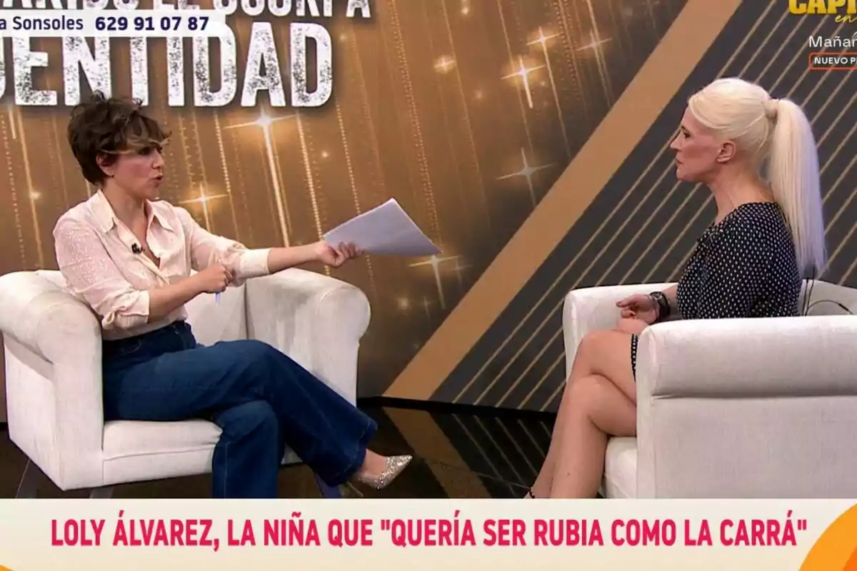Sonsoles Ónega y Loly Álvarez sentadas en sillones blancos conversan en Y ahora Sonsoles con un fondo dorado y texto grande. Sonsoles Ónega y Loly Álvarez sentadas en sillones blancos conversan en Y ahora Sonsoles con un fondo dorado y texto grande.