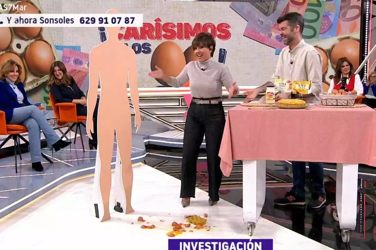 Y ahora Sonsoles muestra a varias personas como Sonsoles Ónega en un set con un cartel que dice Y ahora Sonsoles muestra a varias personas como Sonsoles Ónega en un set con un cartel que dice