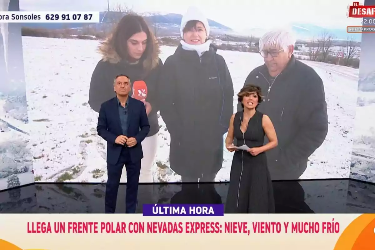Sonsoles Ónega y Roberto Brasero en Y ahora Sonsoles informan sobre la llegada de un frente polar con nevadas express, nieve, viento y mucho frío, mientras una imagen de fondo muestra a personas abrigadas en un paisaje nevado. Sonsoles Ónega y Roberto Brasero en Y ahora Sonsoles informan sobre la llegada de un frente polar con nevadas express, nieve, viento y mucho frío, mientras una imagen de fondo muestra a personas abrigadas en un paisaje nevado.