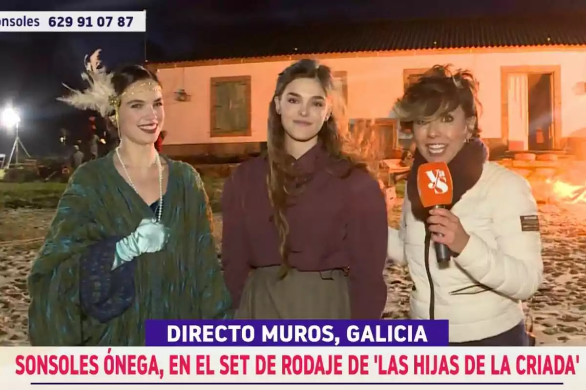 Sonsoles Ónega, Judith Fernández y Martina Cariddi posan frente a una casa iluminada por la noche, una de ellas sostiene un micrófono con un logo naranja de Y ahora Sonsoles. Sonsoles Ónega, Judith Fernández y Martina Cariddi posan frente a una casa iluminada por la noche, una de ellas sostiene un micrófono con un logo naranja de Y ahora Sonsoles.