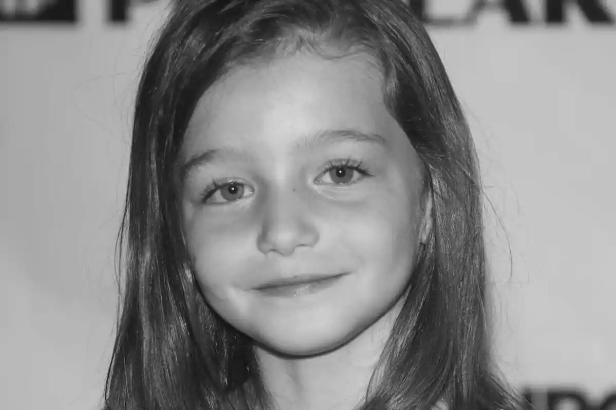 Sophie Nyweide sonriente con cabello largo y lacio en una fotografía en blanco y negro.