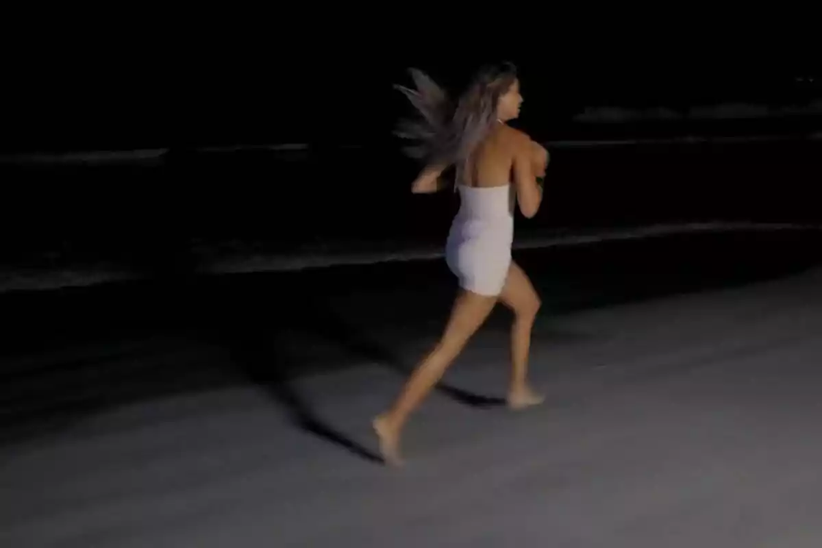 Sthefany corriendo en la playa por la noche en La Isla de las Tentaciones. Sthefany corriendo en la playa por la noche en La Isla de las Tentaciones.