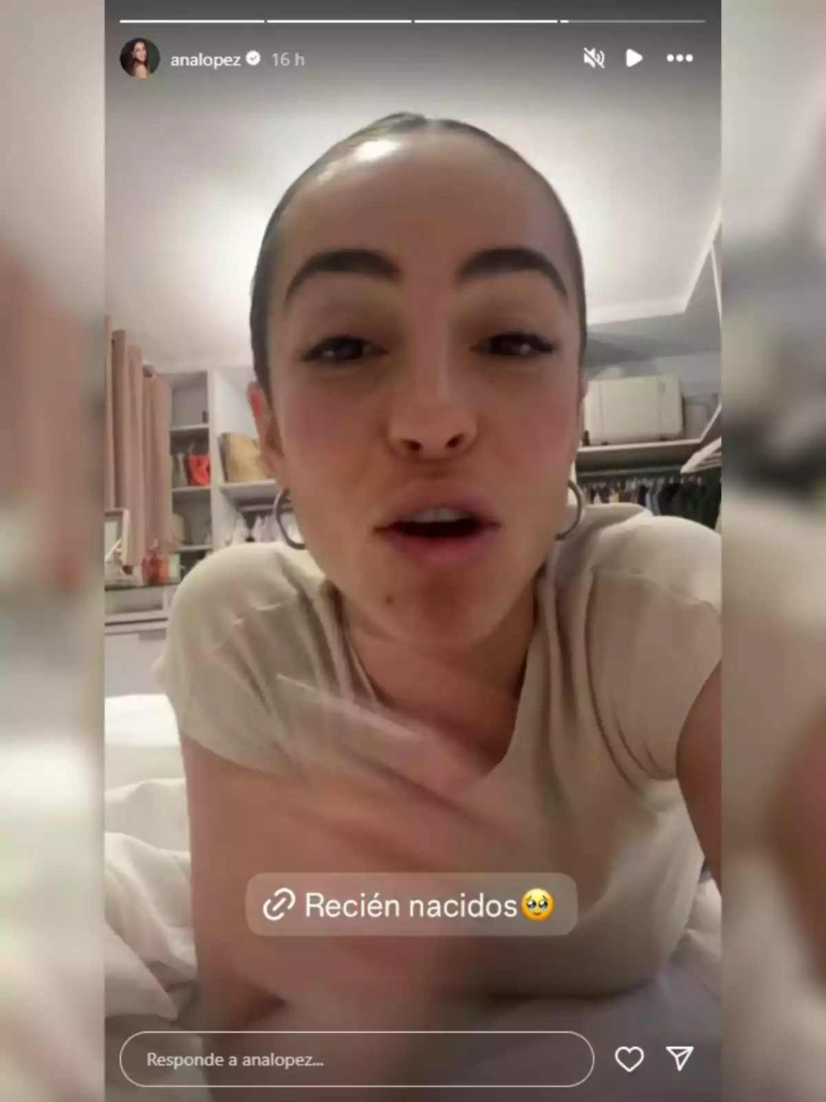 Ana Solma con camiseta clara está hablando frente a la cámara en una habitación con estantes y ropa al fondo. Ana Solma con camiseta clara está hablando frente a la cámara en una habitación con estantes y ropa al fondo.