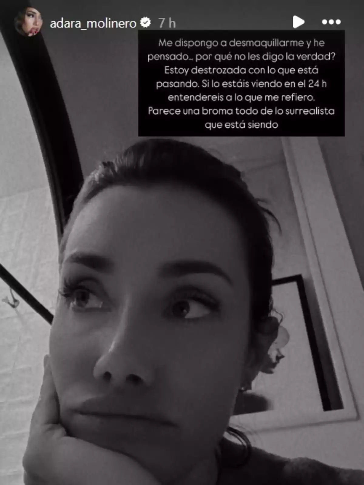 Story de Adara Molinero, en blanco y negro, con expresión pensativa y un texto en la parte superior que expresa sentimientos de tristeza y confusión. Story de Adara Molinero, en blanco y negro, con expresión pensativa y un texto en la parte superior que expresa sentimientos de tristeza y confusión.