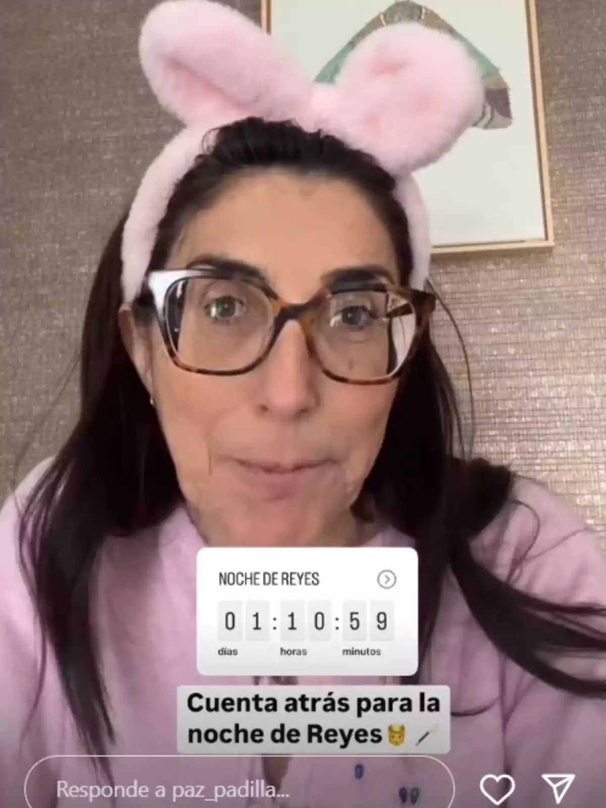 Story de Paz Padilla, con diadema de orejas rosadas y gafas, con un contador de cuenta atrás para la noche de Reyes. Story de Paz Padilla, con diadema de orejas rosadas y gafas, con un contador de cuenta atrás para la noche de Reyes.