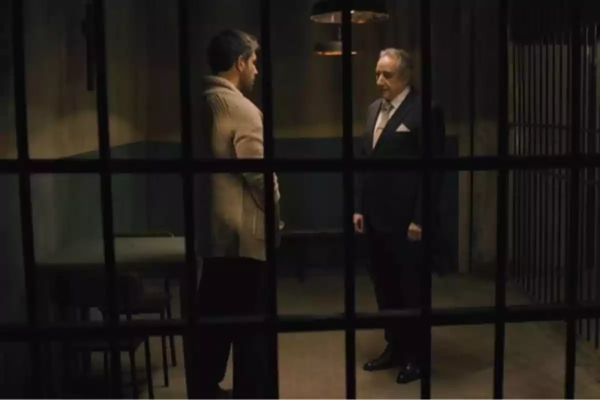 Andrés y don Pedro de pie en una habitación oscura vistos a través de una reja. Captura de 'Sueños de libertad' Andrés y don Pedro de pie en una habitación oscura vistos a través de una reja. Captura de 'Sueños de libertad'