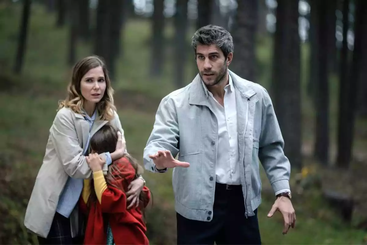 Captura de 'Sueños de Libertad' con Begoña protegiendo a una niña y Andrés con la mano alzada en un bosque Captura de 'Sueños de Libertad' con Begoña protegiendo a una niña y Andrés con la mano alzada en un bosque