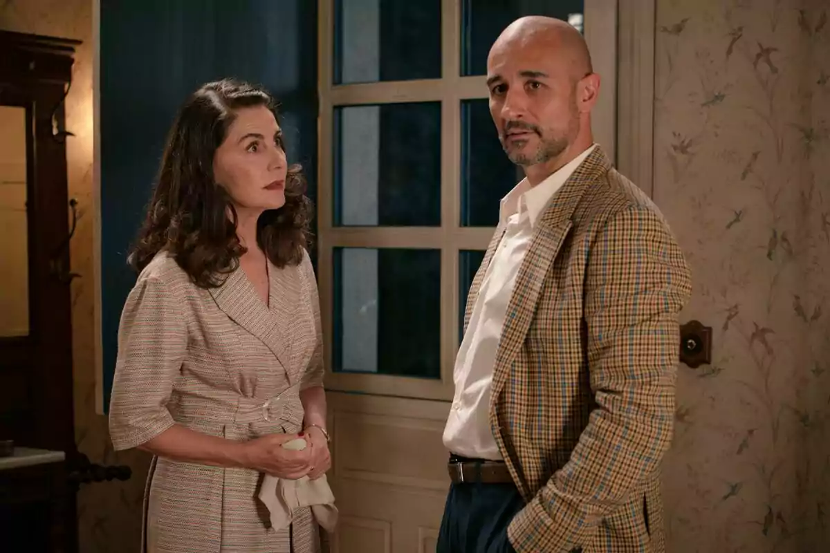 Ana Fernández i Alain Hernández estan drets en una habitació amb paper tapís floral i una porta de vidre darrere seu a Sueños de Libertad. Ana Fernández i Alain Hernández estan drets en una habitació amb paper tapís floral i una porta de vidre darrere seu a Sueños de Libertad.