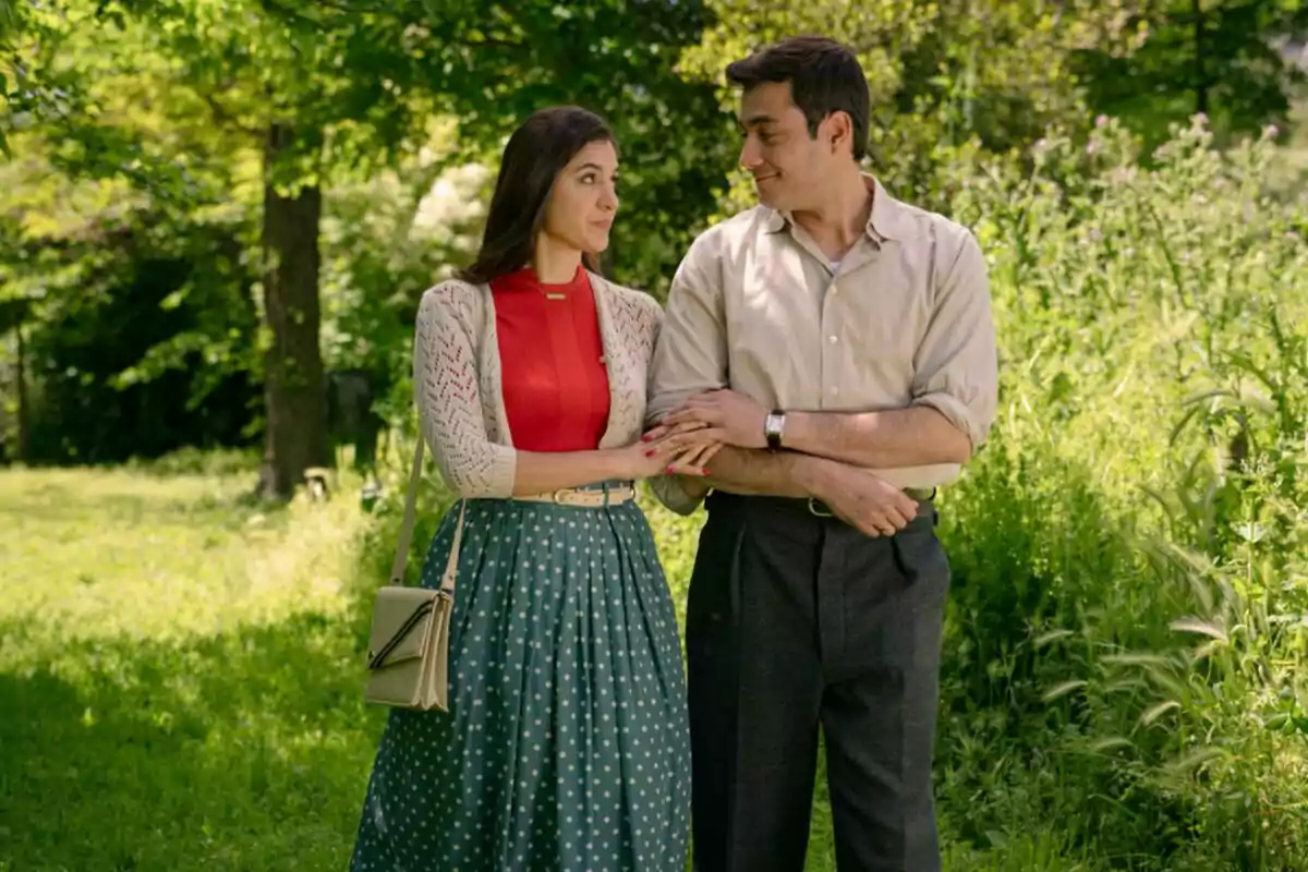 Carmen y Tasio caminando por un parque verde y soleado, mirándose con afecto. Captura de 'Sueños de libertad' Carmen y Tasio caminando por un parque verde y soleado, mirándose con afecto. Captura de 'Sueños de libertad'