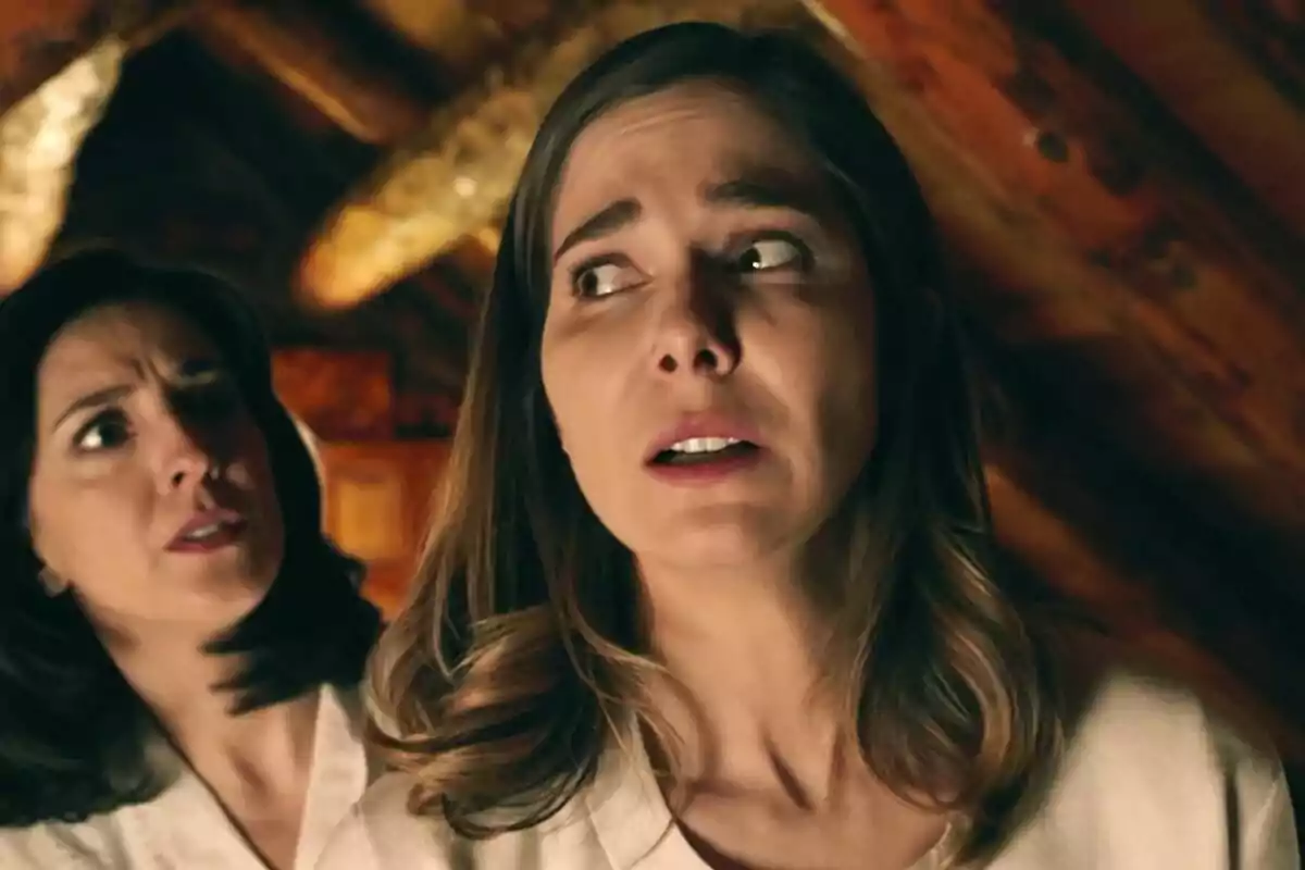 Digna y Begoña con expresiones de miedo en un ambiente de madera iluminado tenuemente. Captura de 'Sueños de libertad' Digna y Begoña con expresiones de miedo en un ambiente de madera iluminado tenuemente. Captura de 'Sueños de libertad'