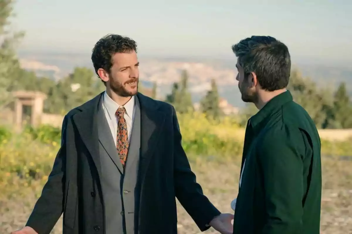 Lluís i Andreu conversant a l'aire lliure en un entorn natural amb arbres i un paisatge de fons. Captura de 'Sueños de Libertad' Lluís i Andreu conversant a l'aire lliure en un entorn natural amb arbres i un paisatge de fons. Captura de 'Sueños de Libertad'