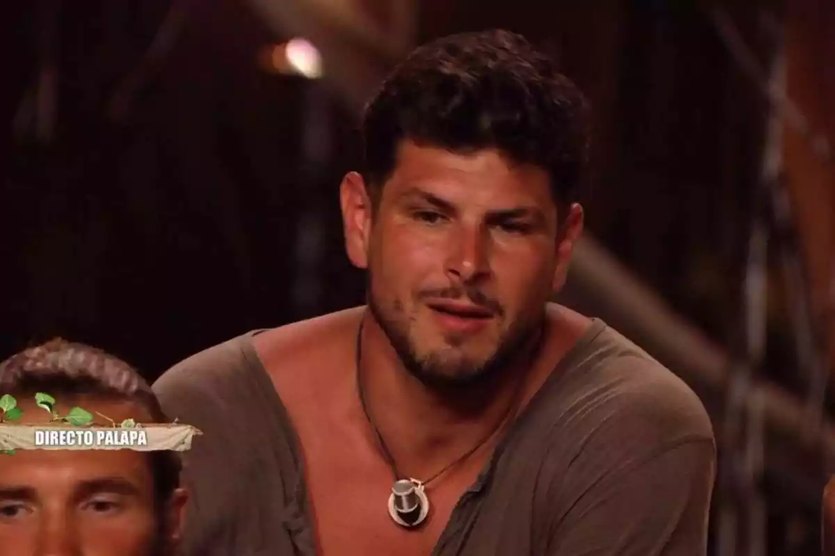 Captura de 'Supervivientes' con Alejandro Nieto sentado en la palapa el 15 de junio de 2023 Captura de 'Supervivientes' con Alejandro Nieto sentado en la palapa el 15 de junio de 2023