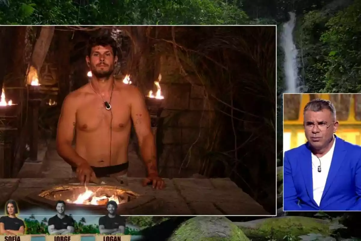 Alejandro Nieto sin camisa está de pie frente a un fuego en un entorno selvático, mientras Jorge Javier Vázquez con chaqueta azul aparece en un recuadro a la derecha. Captura de 'Supervivientes' el 22 de julio de 2024 Alejandro Nieto sin camisa está de pie frente a un fuego en un entorno selvático, mientras Jorge Javier Vázquez con chaqueta azul aparece en un recuadro a la derecha. Captura de 'Supervivientes' el 22 de julio de 2024