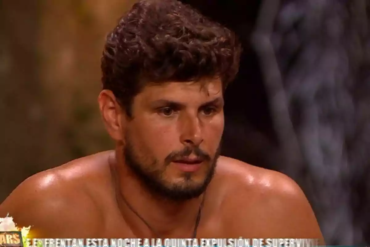 Alejandro Nieto sembla estar concentrat o preocupat en un entorn de competència. Captura de 'Supervivientes' el 22 de juliol de 2024 Alejandro Nieto sembla estar concentrat o preocupat en un entorn de competència. Captura de 'Supervivientes' el 22 de juliol de 2024